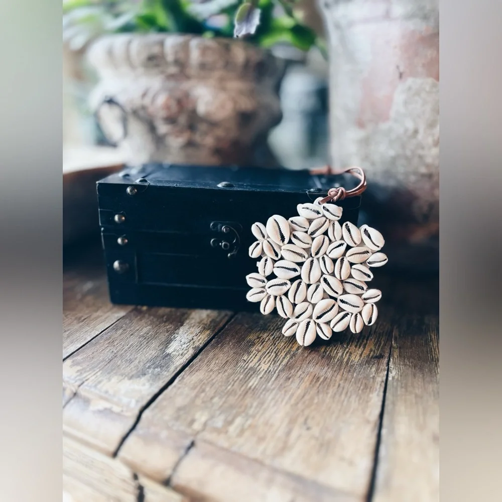 Ornament / Cowrie Shell / Keepsake Box